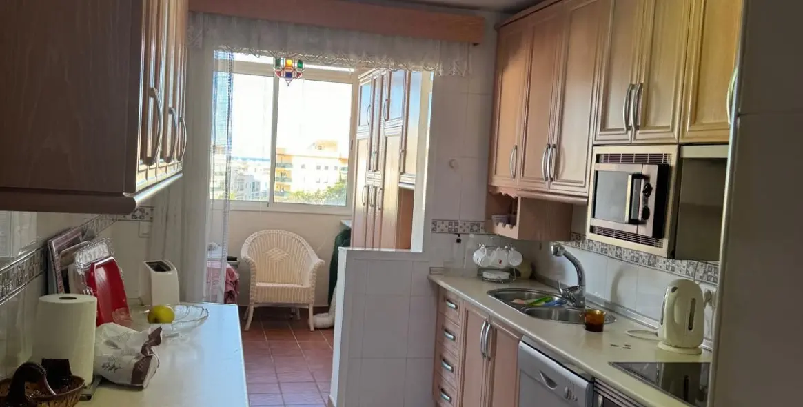 Venta de apartamento en planta media en Estepona 7
