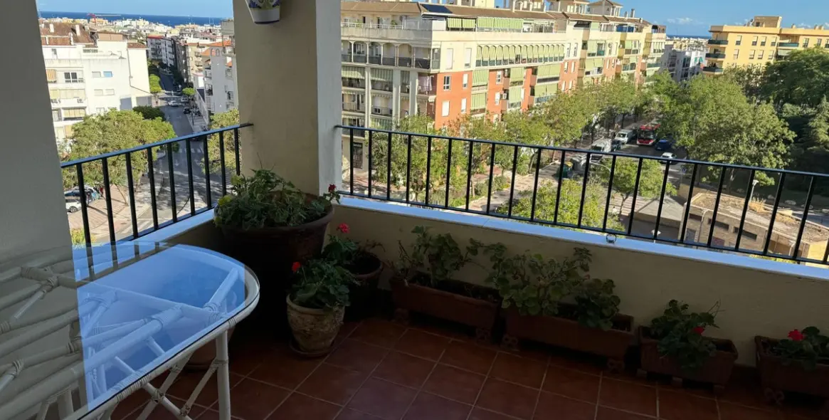 Venta de apartamento en planta media en Estepona 8