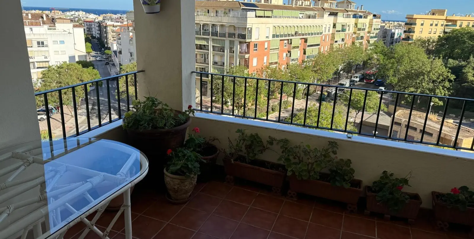 Sale of middle floor apartment in Estepona 11