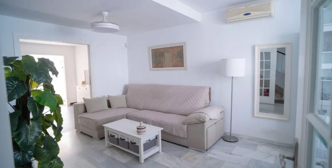 Sale of semi-detached house in Las Lagunas 17