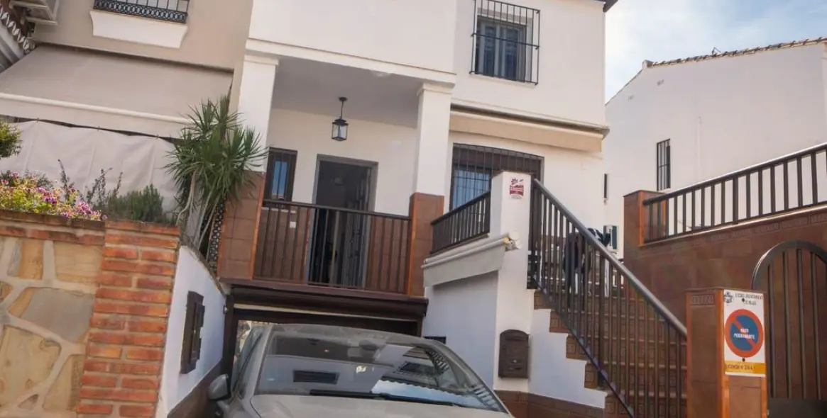 Sale of semi-detached house in Las Lagunas 36