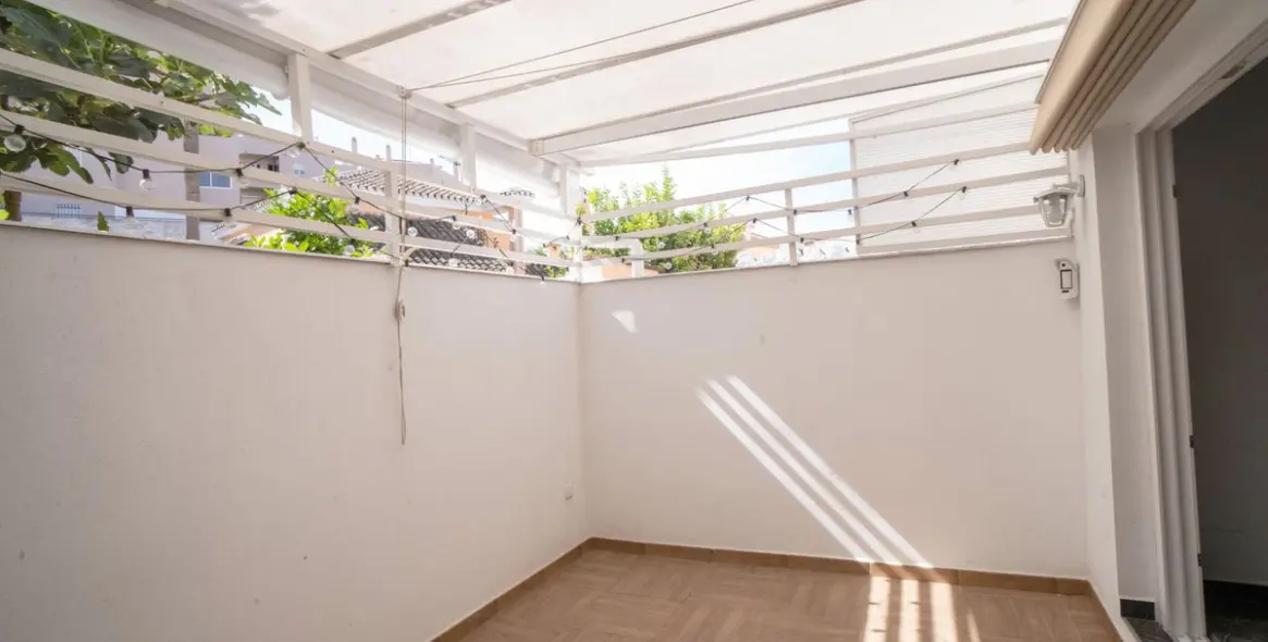 Sale of semi-detached house in Las Lagunas 50