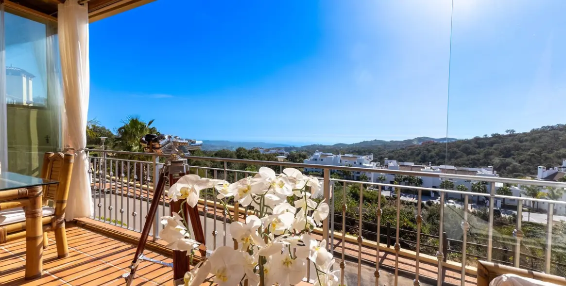 Sale of duplex in La Mairena 5