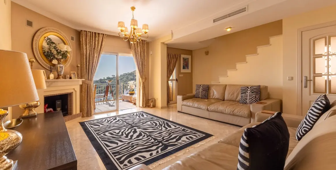 Sale of duplex in La Mairena 12