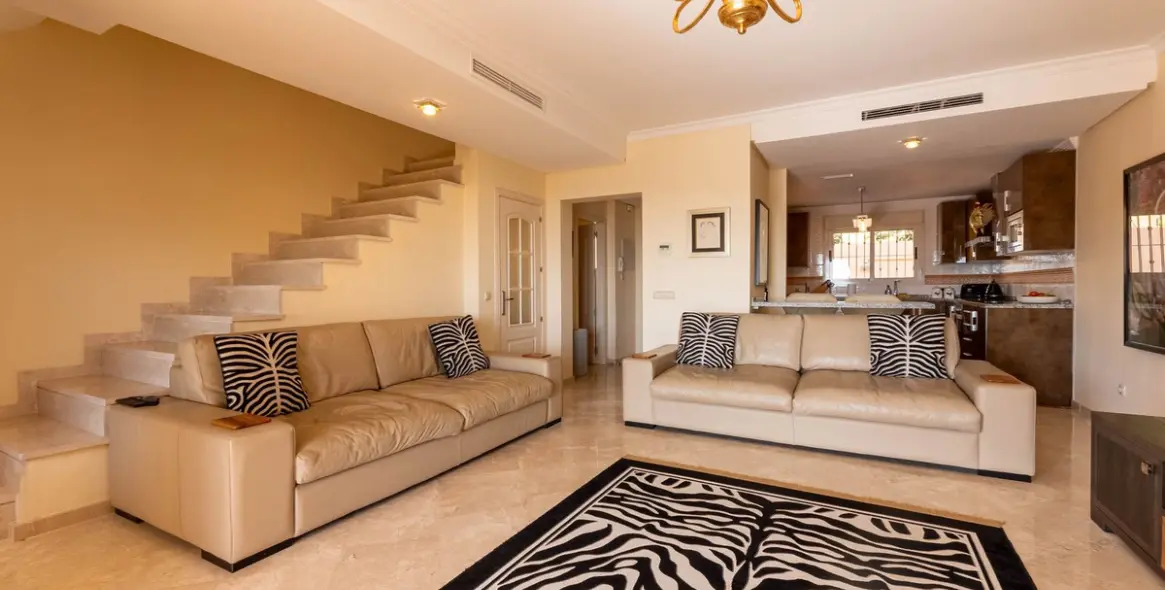 Sale of duplex in La Mairena 13