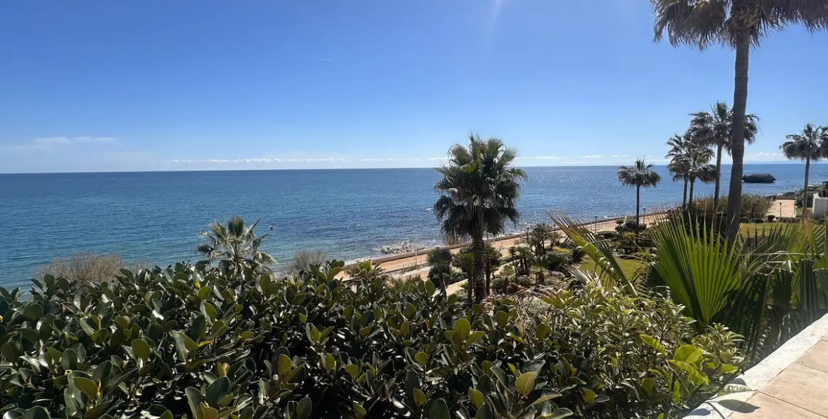 Sale of ground floor apartment in Estepona 1