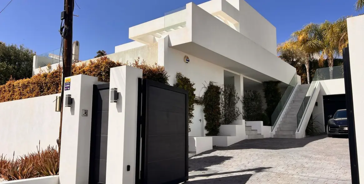 Продажа  отдельно стоящей виллы в El Chaparral 1