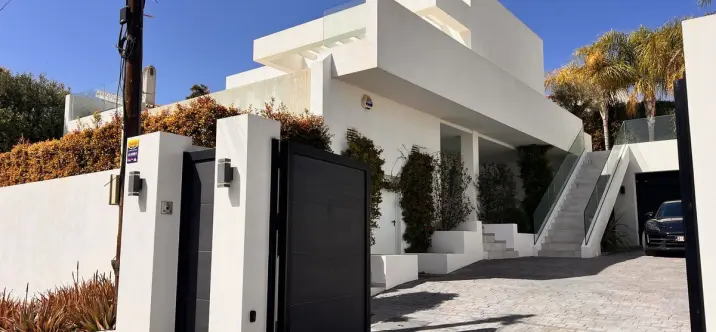 Продажа  отдельно стоящей виллы в El Chaparral 0