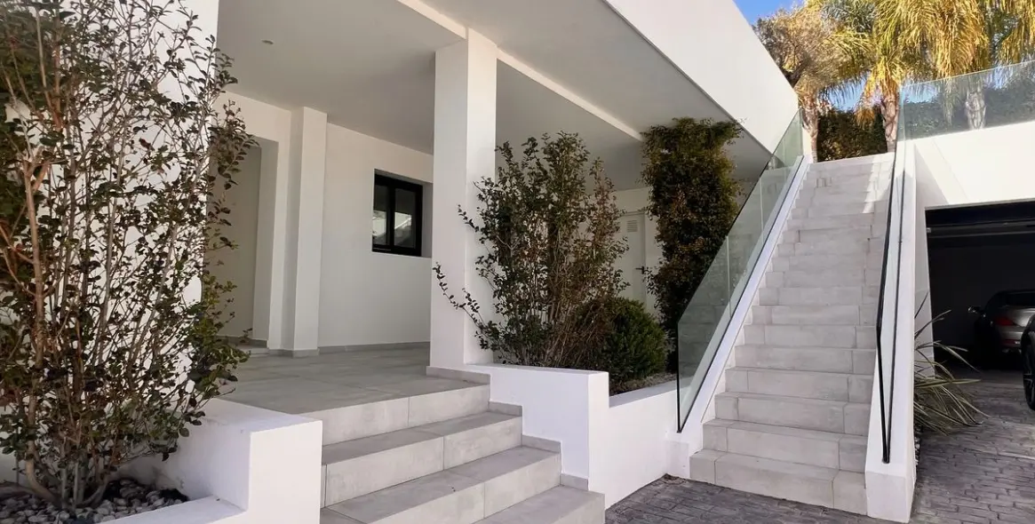 Продажа  отдельно стоящей виллы в El Chaparral 3