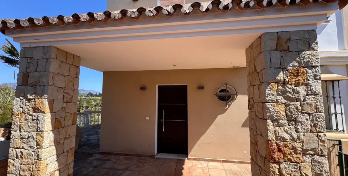 Sale of detached villa in Estepona 1