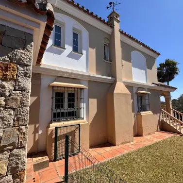 Sale of detached villa in Estepona
