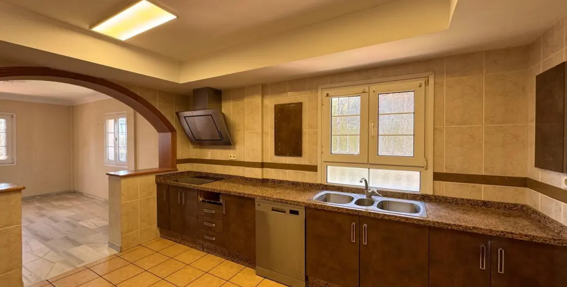 Sale of detached villa in Estepona 4