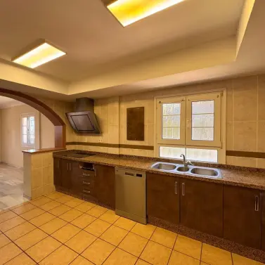 Sale of detached villa in Estepona