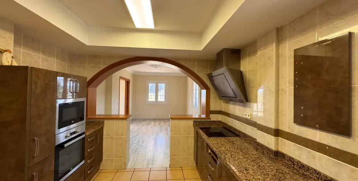 Sale of detached villa in Estepona 5