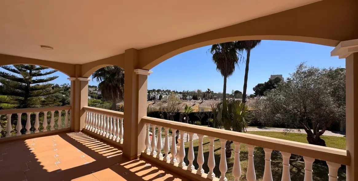 Sale of detached villa in Estepona 8