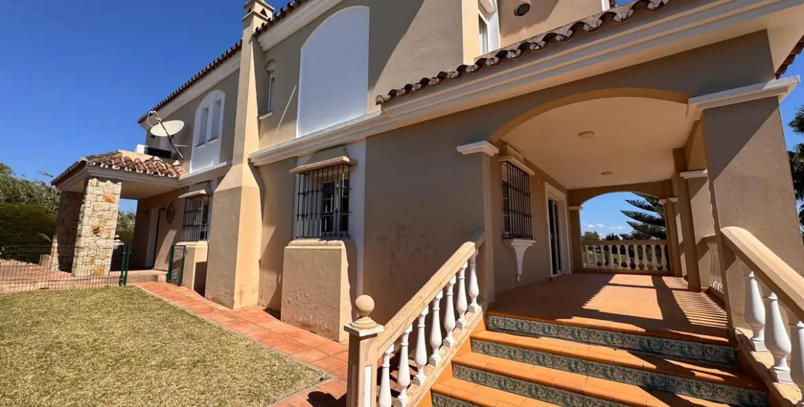 Sale of detached villa in Estepona 9