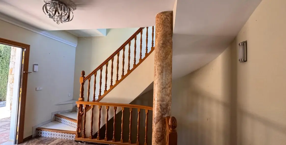 Sale of detached villa in Estepona 11