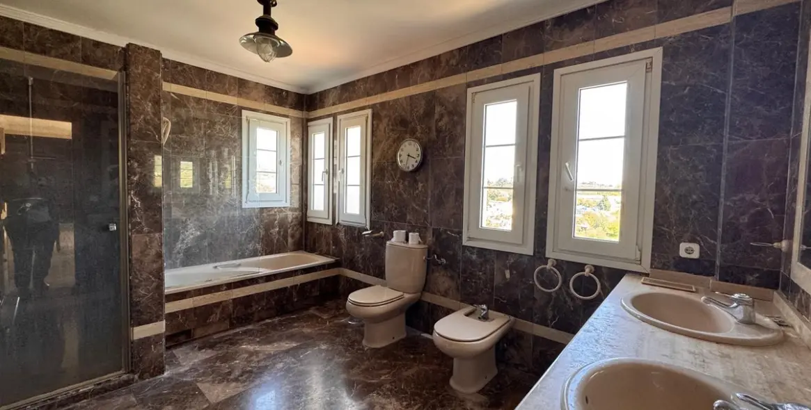 Sale of detached villa in Estepona 17