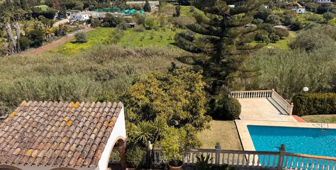 Sale of detached villa in Estepona 18