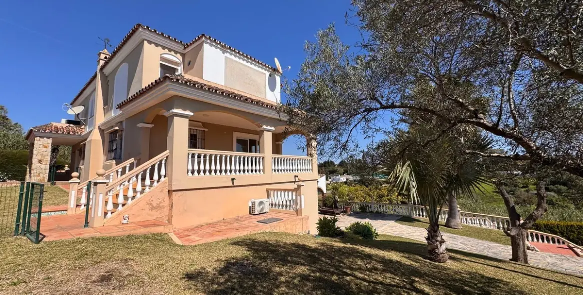 Продажа  отдельно стоящей виллы в Estepona 24