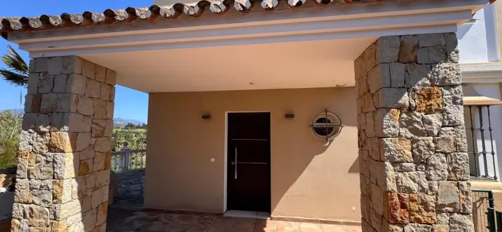 Продажа  отдельно стоящей виллы в Estepona 0