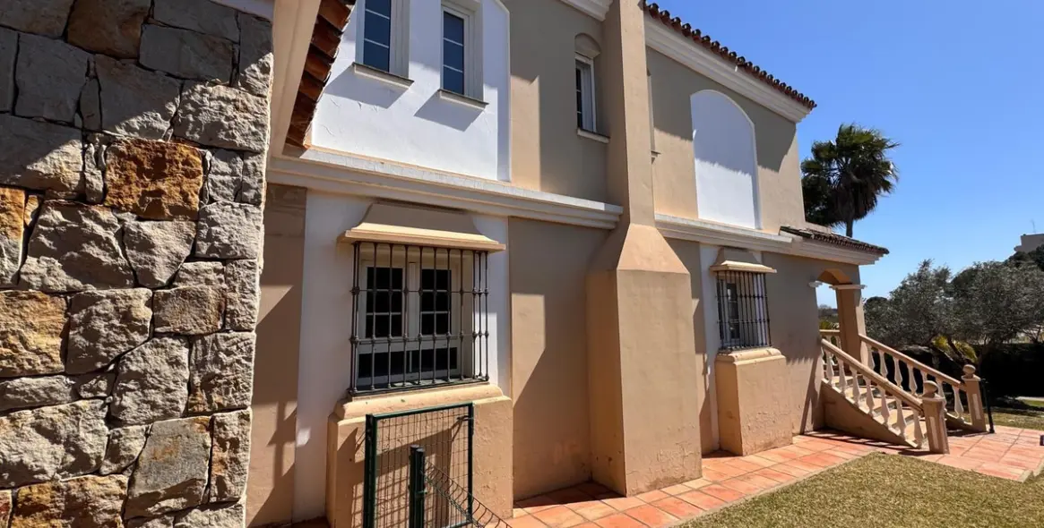Продажа  отдельно стоящей виллы в Estepona 2