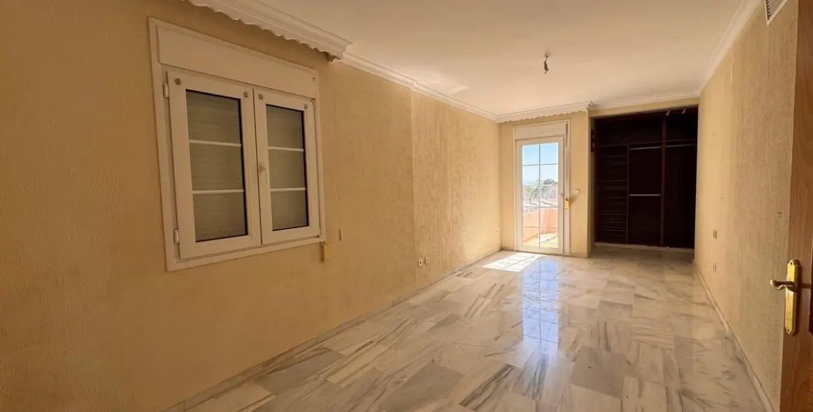 Продажа  отдельно стоящей виллы в Estepona 15