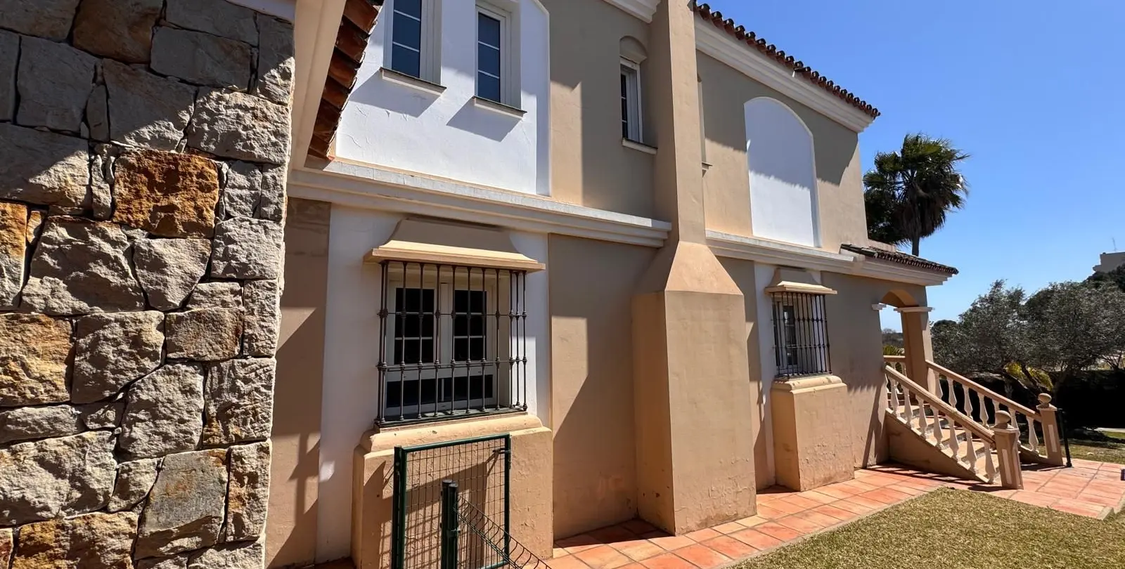 Продажа  отдельно стоящей виллы в Estepona 2