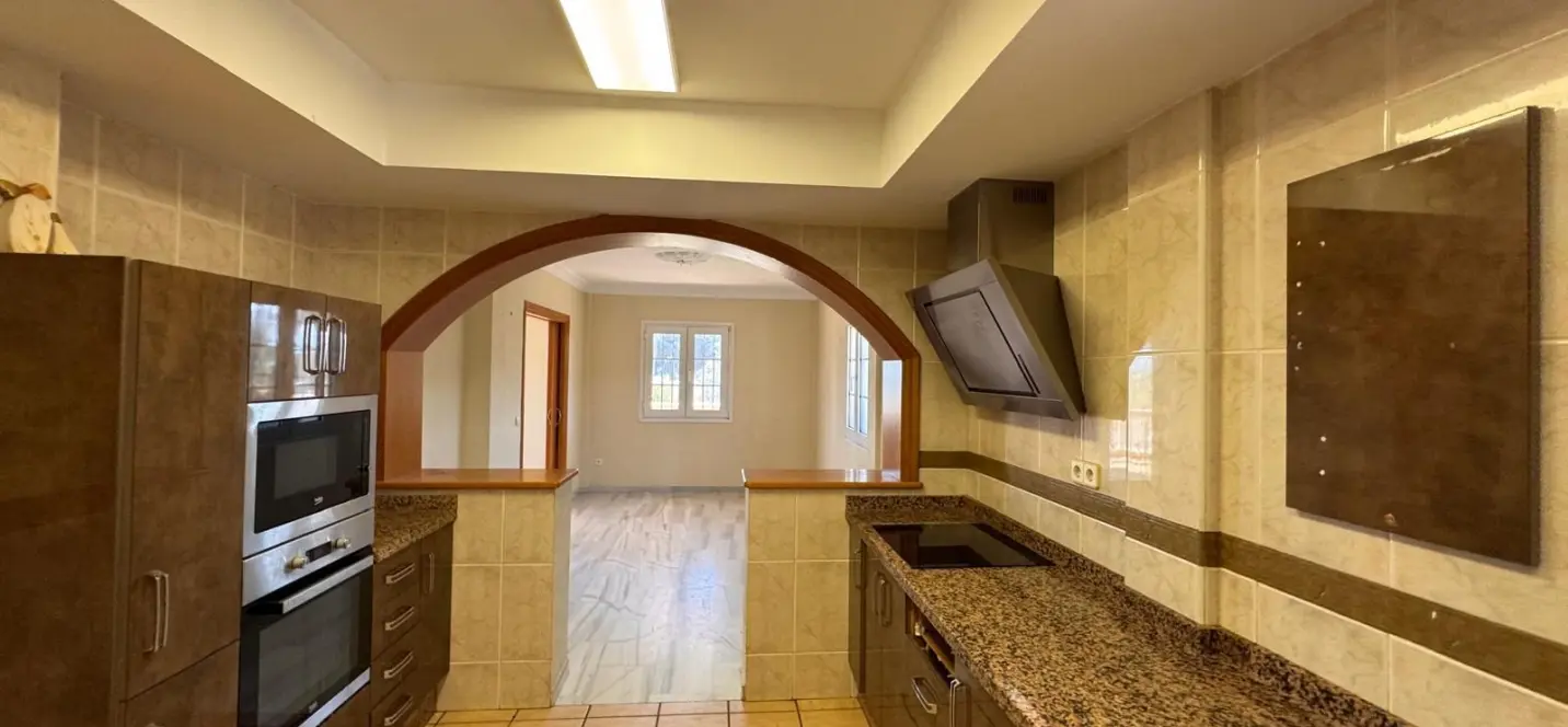 Sale of detached villa in Estepona 4