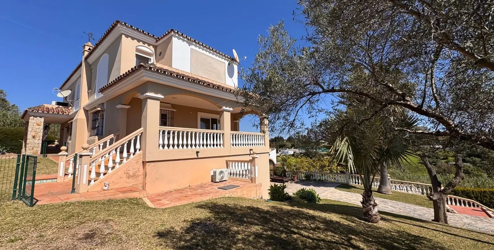 Продажа  отдельно стоящей виллы в Estepona 24