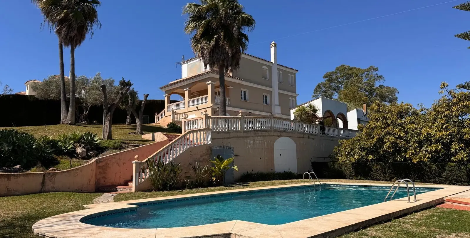 Sale of detached villa in Estepona 32