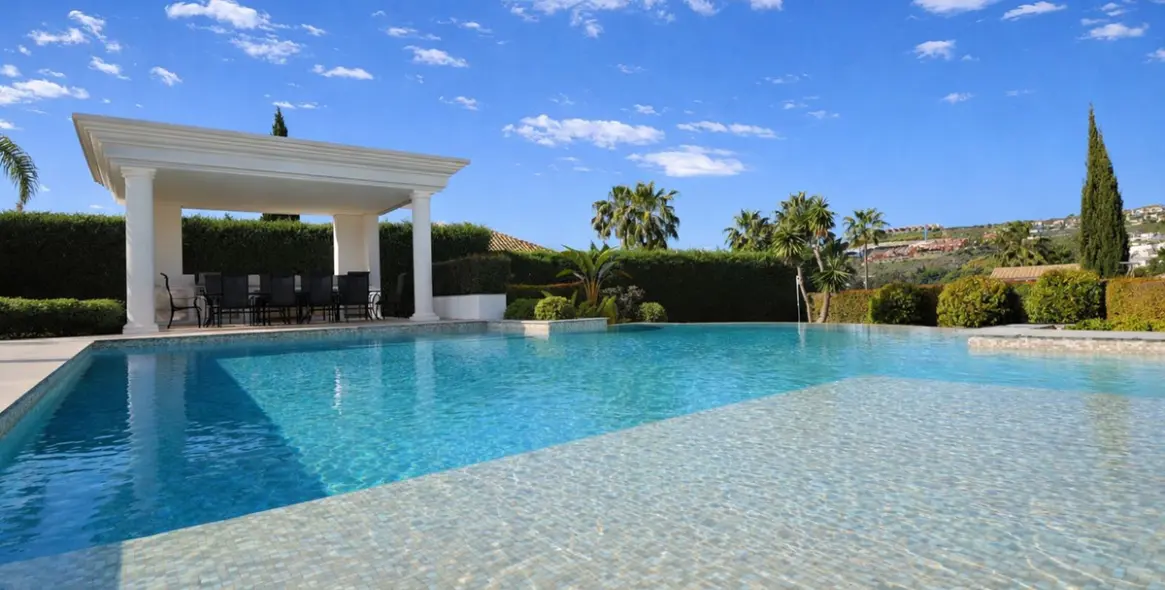 Alquiler a largo plazo de villa independiente en Benahavís 33