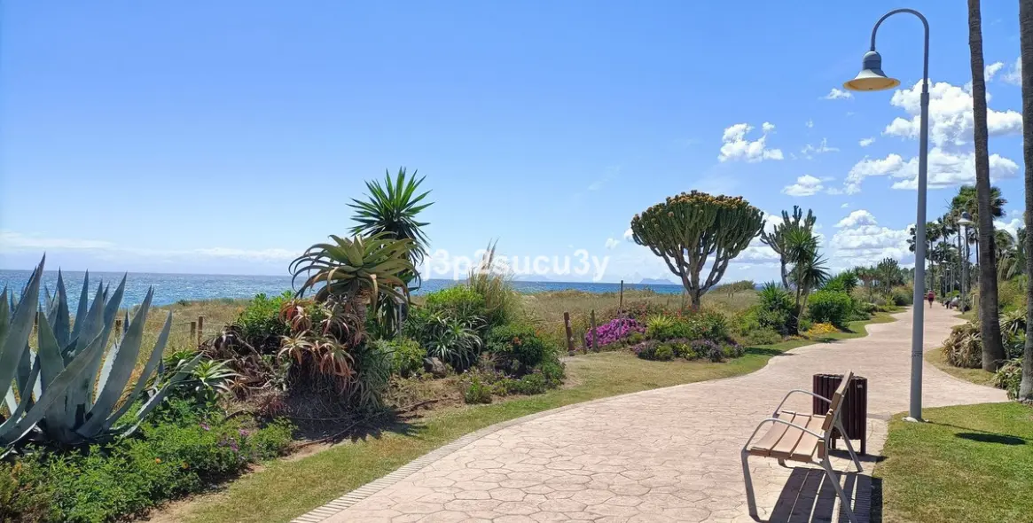 Sale of middle floor apartment in Bel Air 32