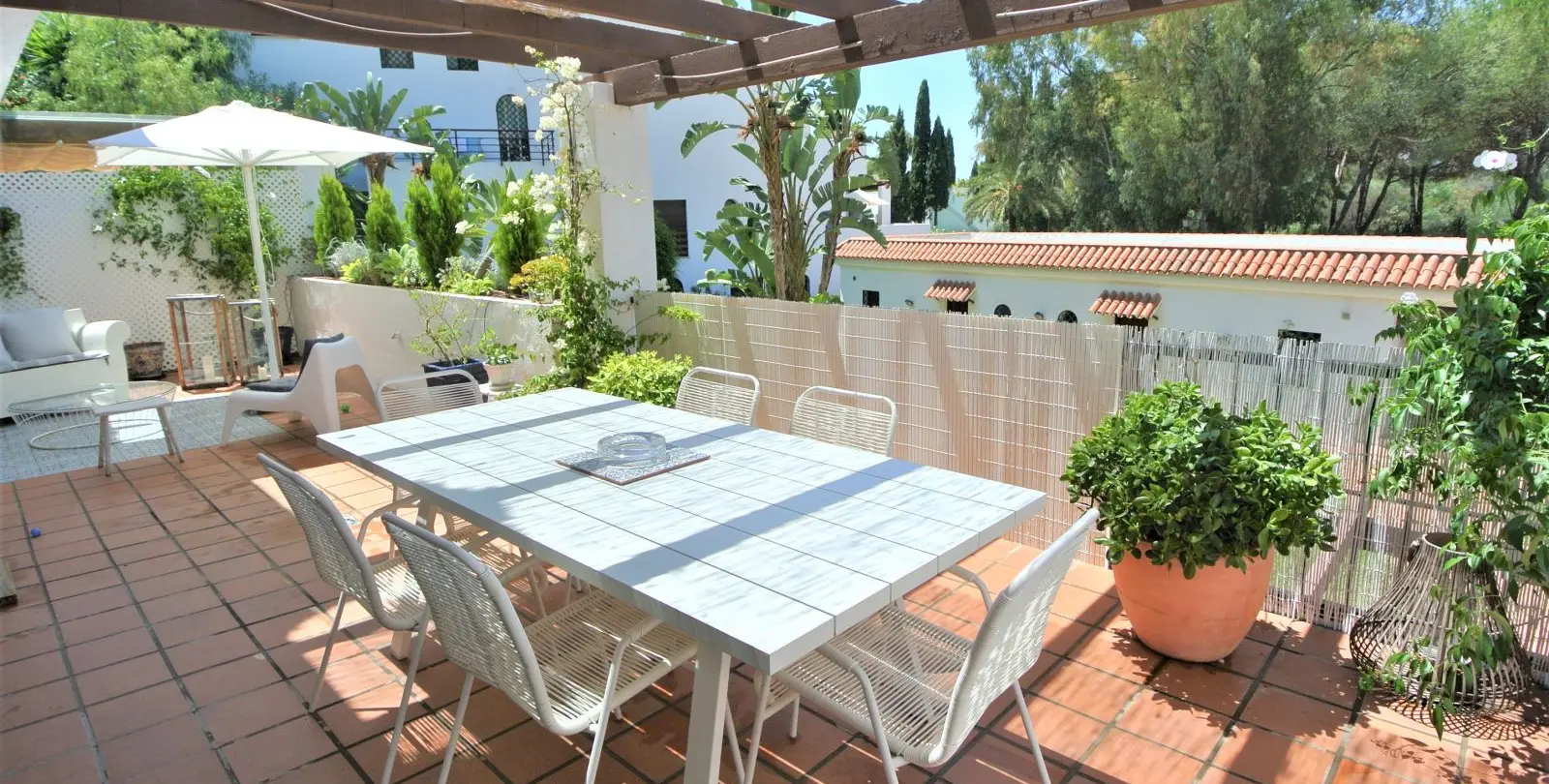 Sale of middle floor apartment in The Golden Mile 1