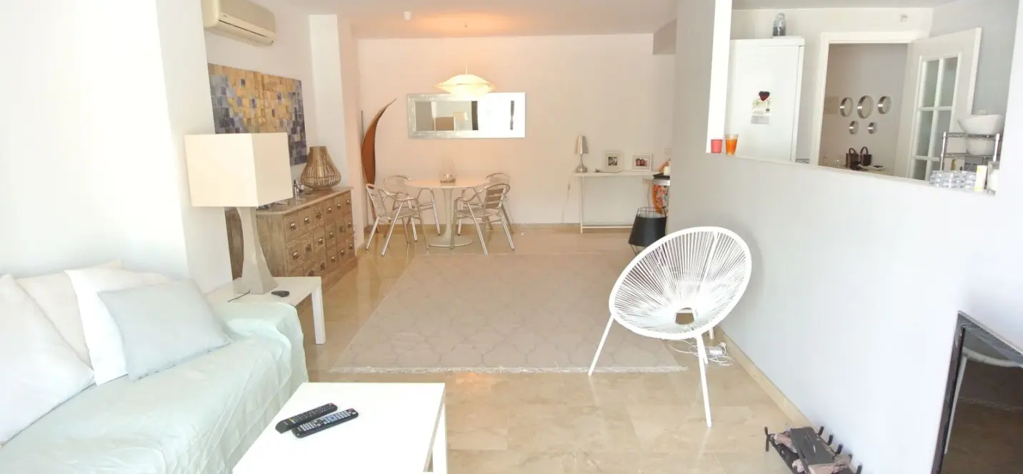 Venta de apartamento en planta media en The Golden Mile 1
