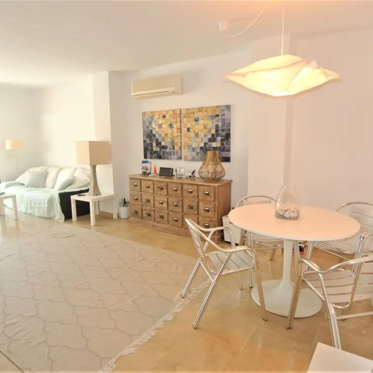Venta de apartamento en planta media en The Golden Mile