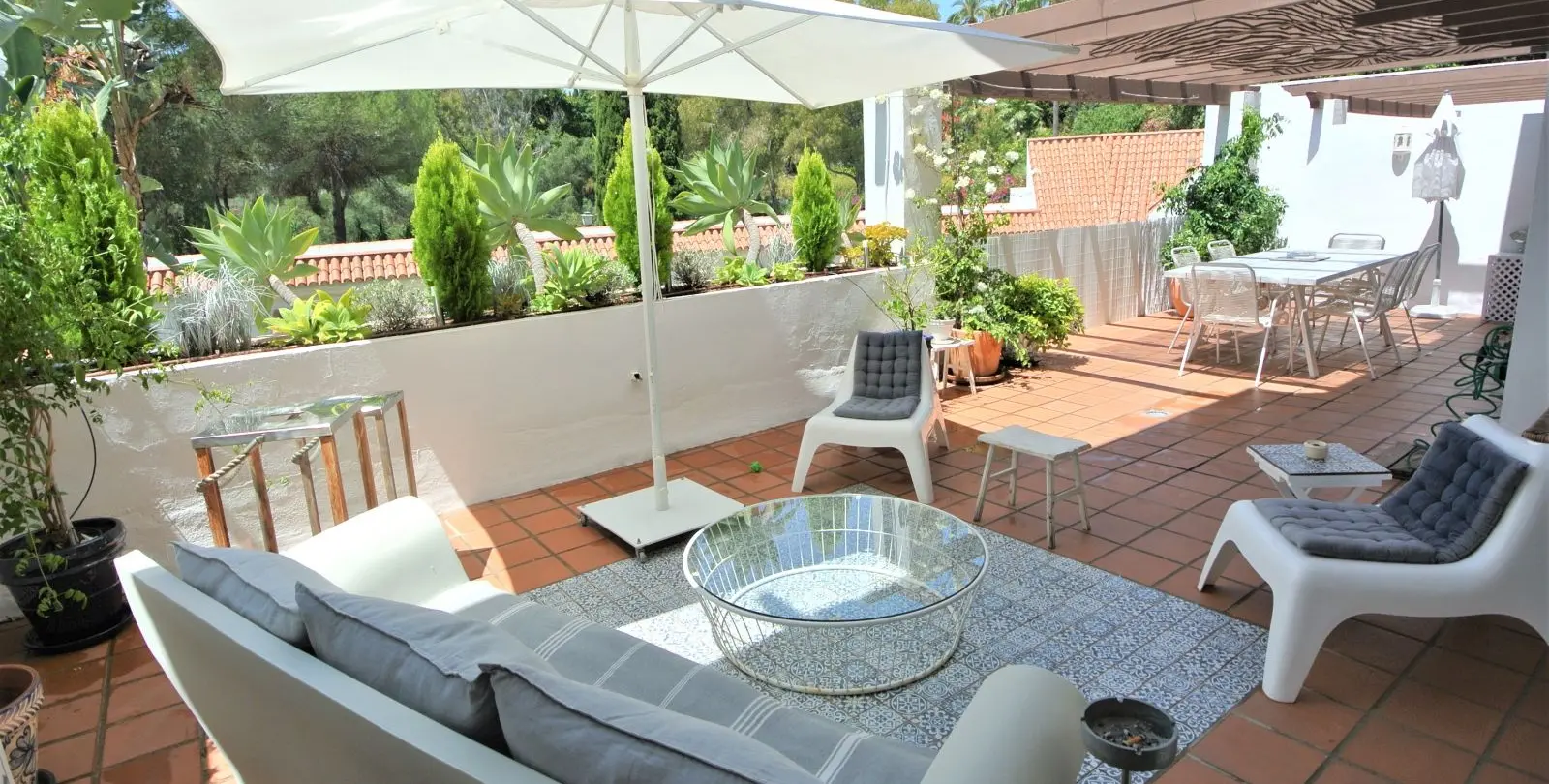 Sale of middle floor apartment in The Golden Mile 7