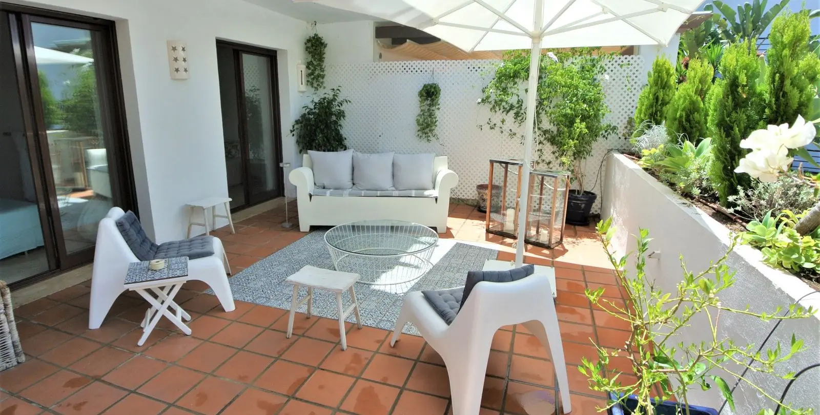 Sale of middle floor apartment in The Golden Mile 10