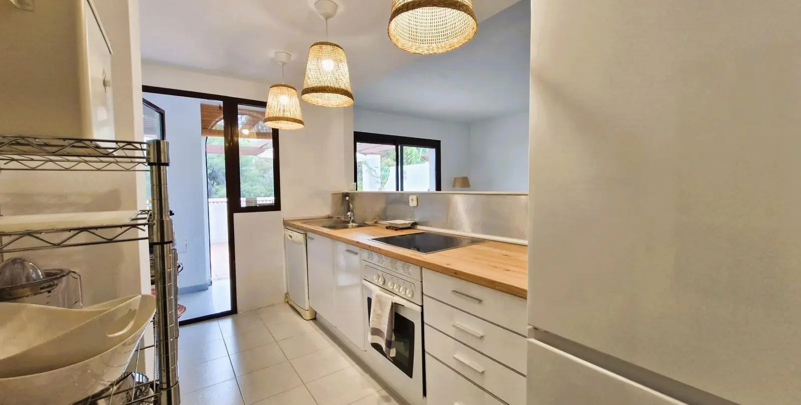 Sale of middle floor apartment in The Golden Mile 11