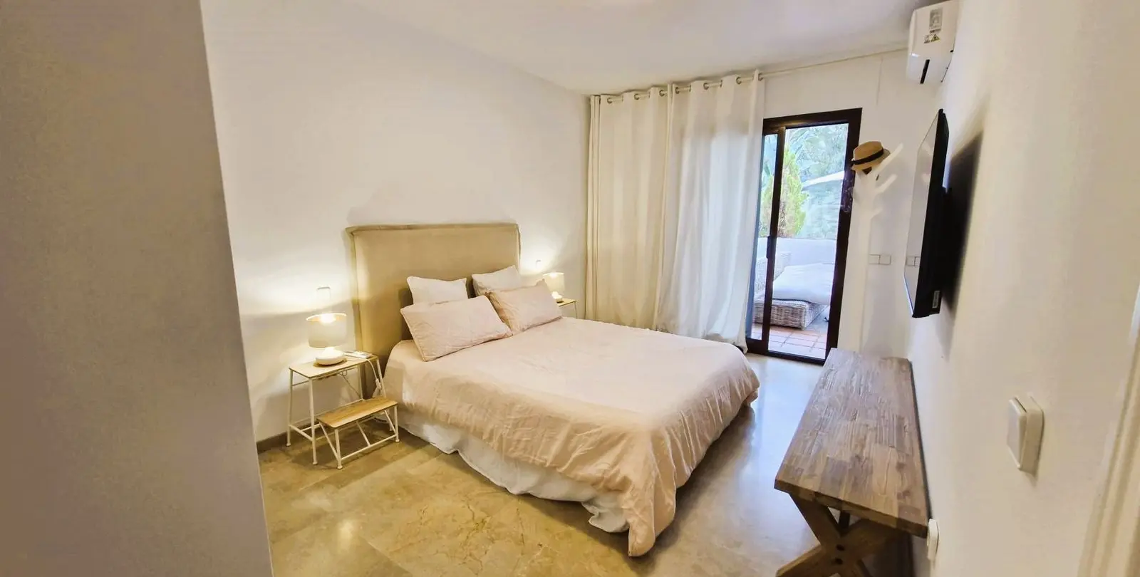Sale of middle floor apartment in The Golden Mile 13