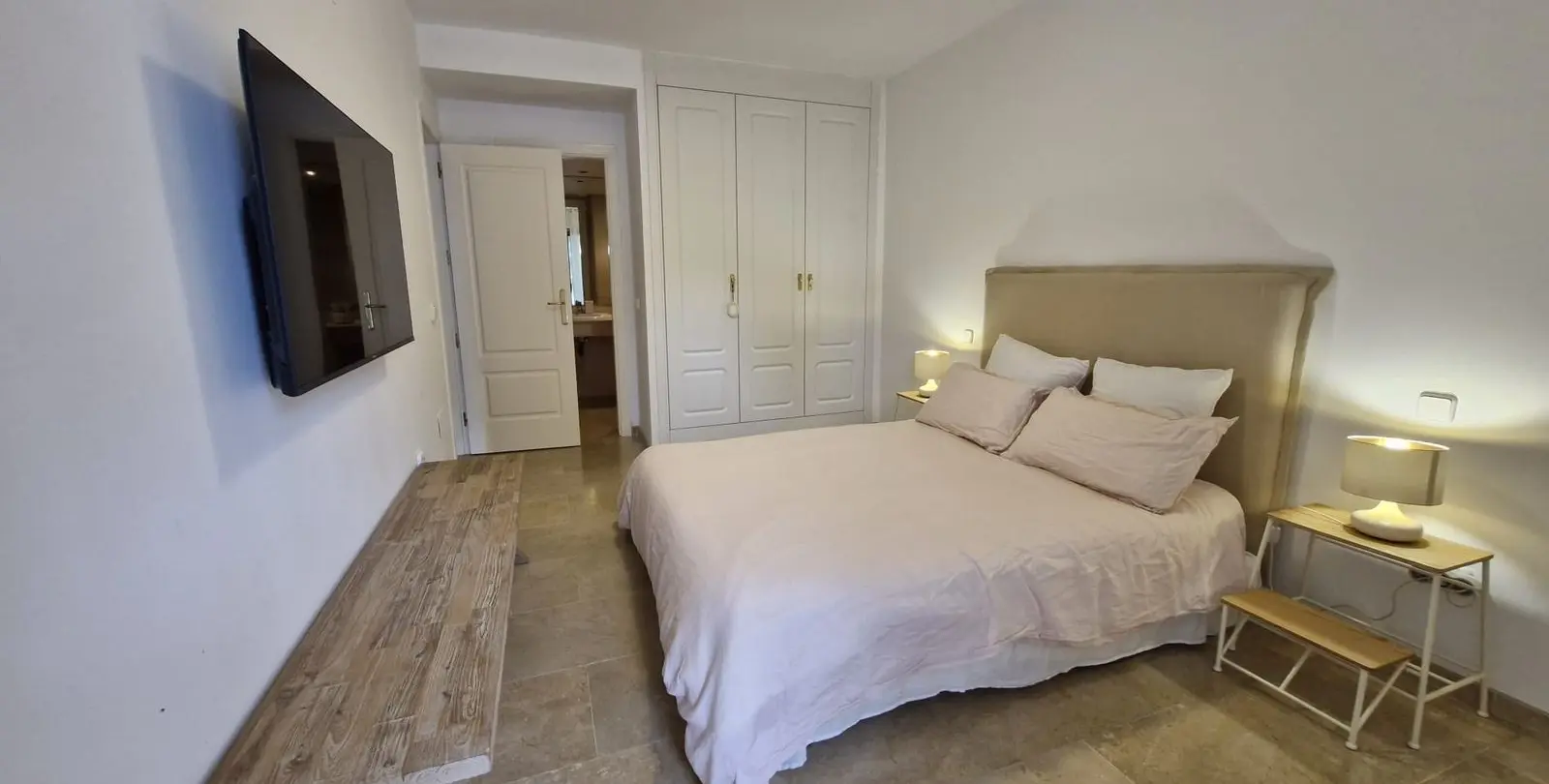 Sale of middle floor apartment in The Golden Mile 14