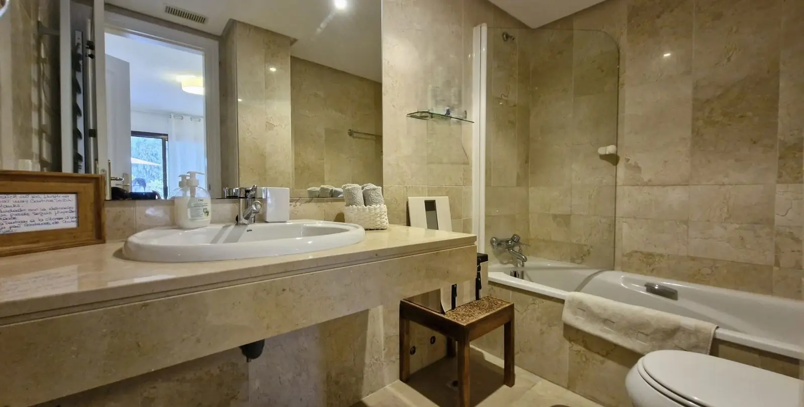 Sale of middle floor apartment in The Golden Mile 15
