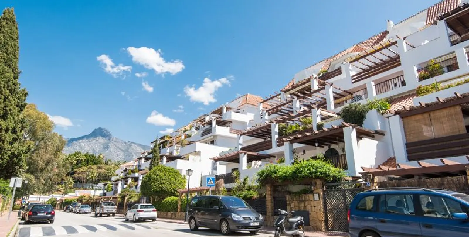 Sale of middle floor apartment in The Golden Mile 19