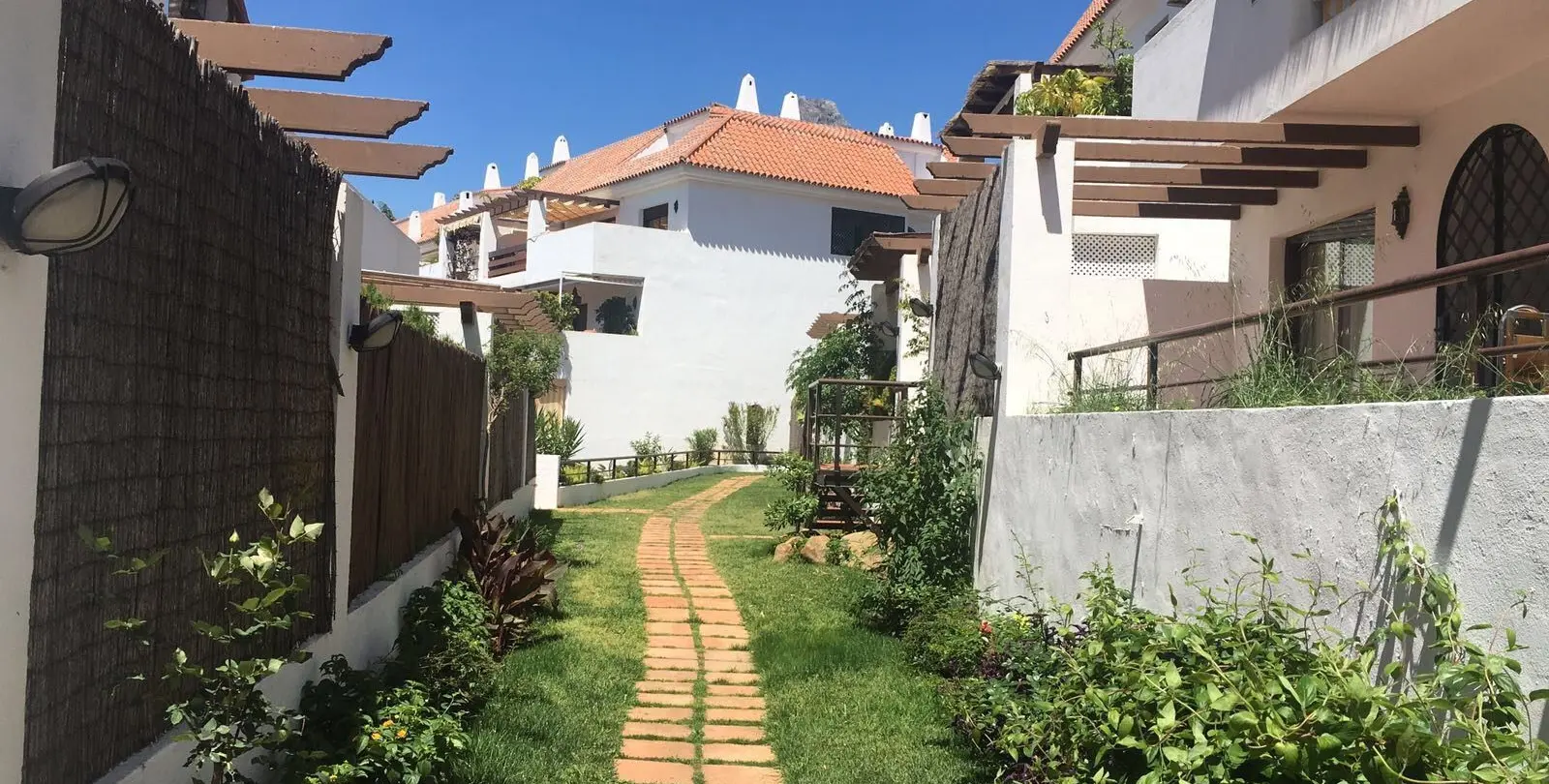 Sale of middle floor apartment in The Golden Mile 20