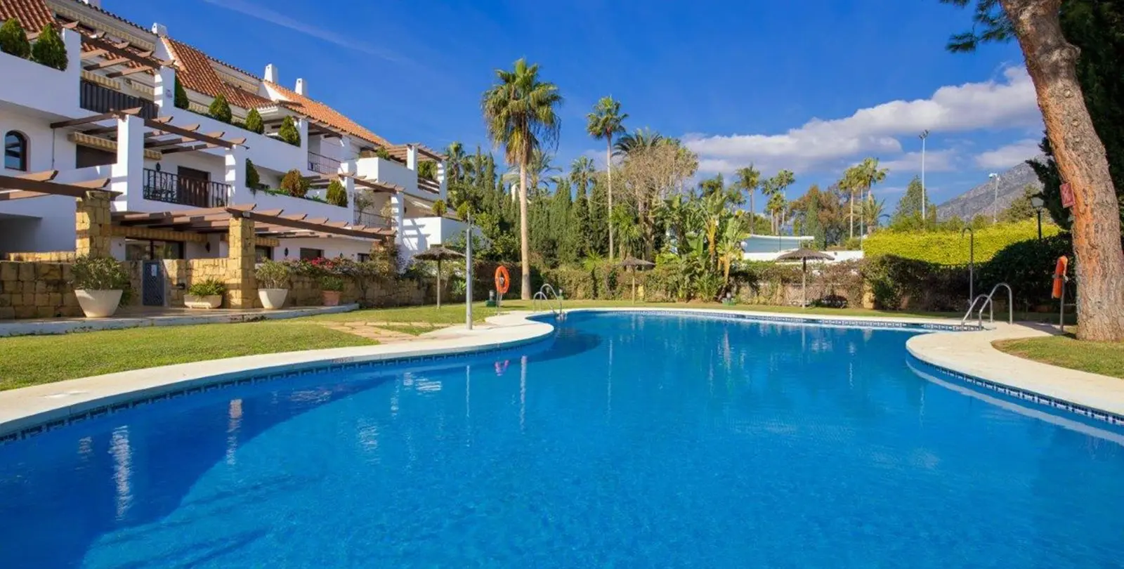 Sale of middle floor apartment in The Golden Mile 21