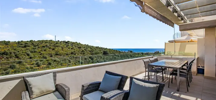 Продажа двухуровневого пентхауса в Estepona 0