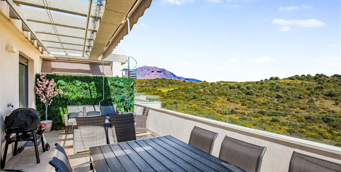 Продажа двухуровневого пентхауса в Estepona 2