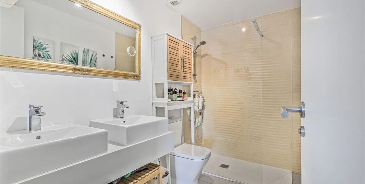 Продажа двухуровневого пентхауса в Estepona 19