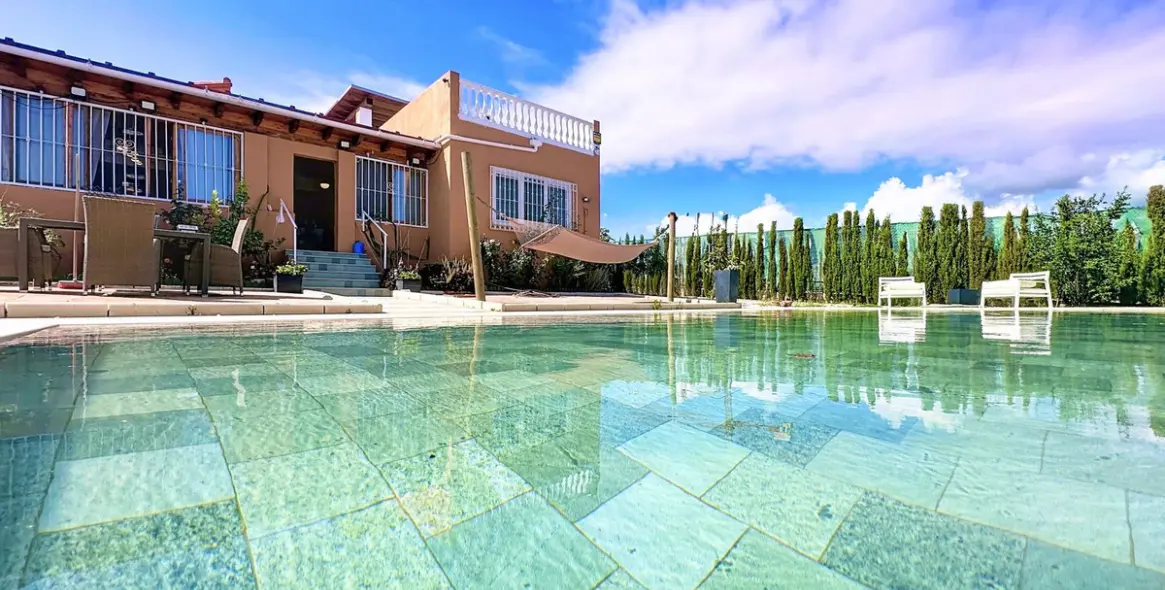 Sale of detached villa in Estepona 1