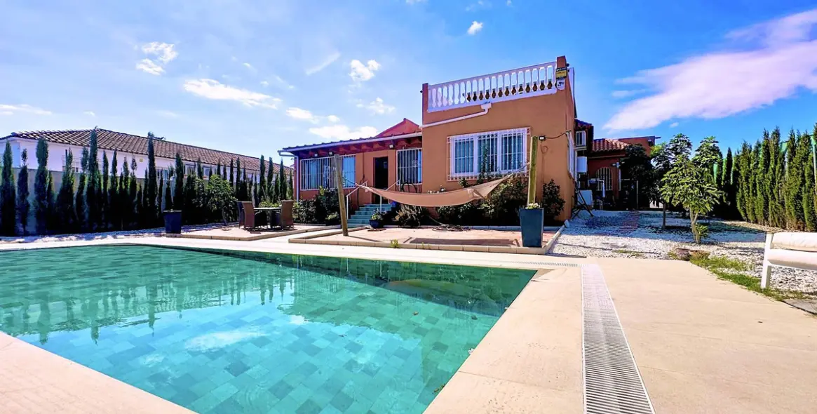 Sale of detached villa in Estepona 3